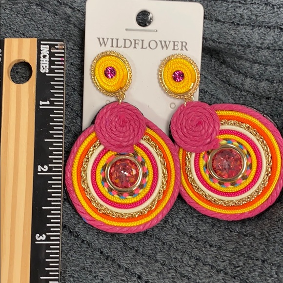 Pink Rhinestone and embroidered pierced earring - Picture 2 of 2